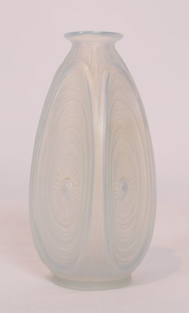 null NICE LITTLE PIRIFORM VASE CALLED "AUX ALVEOLES" BY SABINO

In opalescent molded...