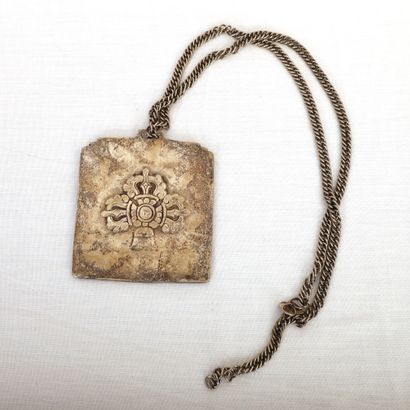 null PLAQUE PENDENTIF AVEC CHAINE 

Asie du sud-est, XXe



8,5 x 9,5 cm

L chaine...