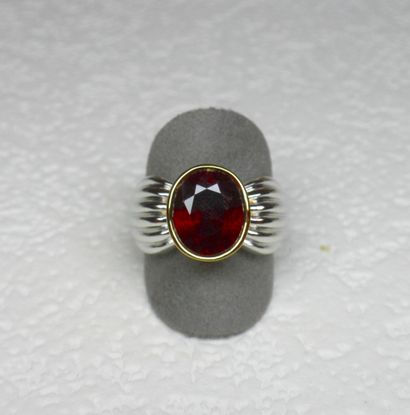 null Bague bicolore soutenant en clos un Rubis traité de belle couleur pour 6 c....