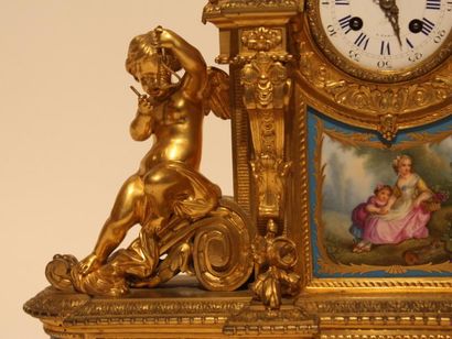 null GARNITURE DE CHEMINEE Pendule: En bronze doré et plaques de Sèvres de scène...