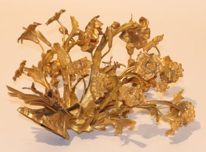 null PAIRE D'APPLIQUES En bronze doré, représentant un bouquet de fleurs tenu par...