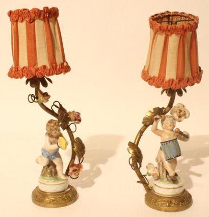 null PAIRE DE LAMPES AUX ENFANTS MUSICIENS En bronze doré et porcelaine polychrome....