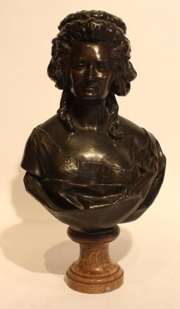 null BUSTE Grand buste en bronze représentant une femme élégante, reposant sur un...