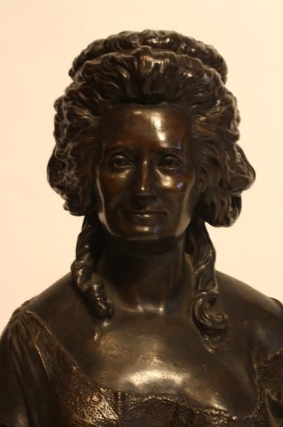 null BUSTE Grand buste en bronze représentant une femme élégante, reposant sur un...