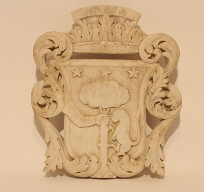 null UN BLASON En marbre blanc, sculpté. Epoque XVIIIème siècle. H: 56; L: 46 cm