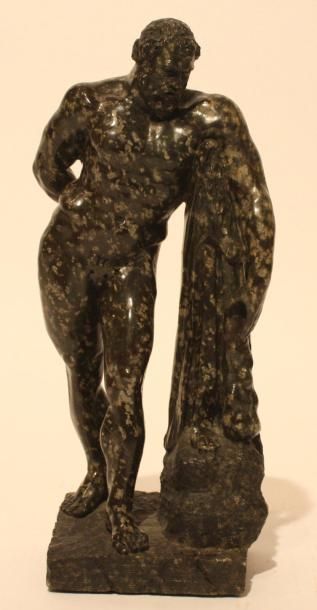 null HERCULE DE FARNESE Sculpture en serpentine représentant Hercule de Farnèse reposant...