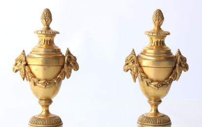 null PAIRE DE BOUGEOIRS Formant urne, en bronze ciselé et doré, prise à grenade éclatée,...