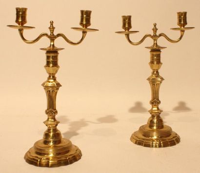 null PAIRE DE BOUGEOIRS En bronze doré à deux branches, modèle régence, époque XVIIIème....