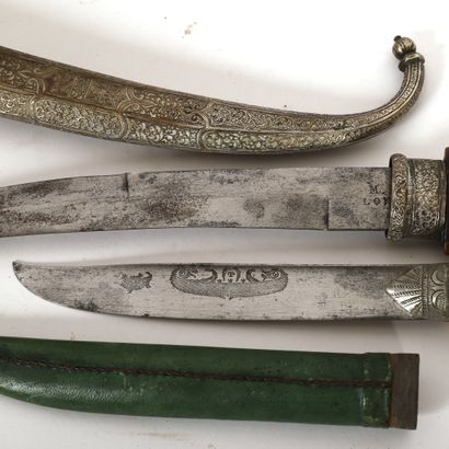 null LOT OF FOUR AFRICAN KNIVES including a pair

Wood, bone or metal handle

In...