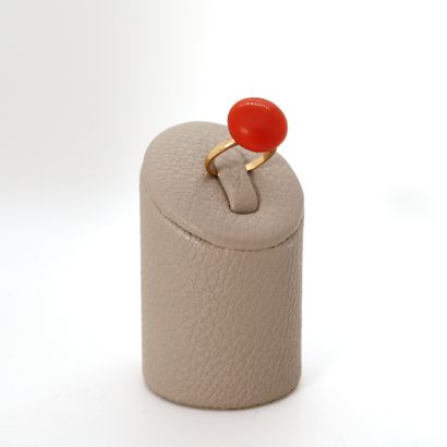 null YELLOW GOLD RING WITH A CORAL 

Tdd : 52

Pb : 5 grs