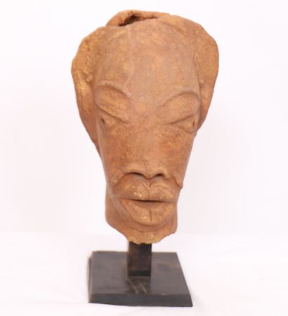 null NOK TERRACOTTA HEAD, NIGERIA 

Resting on a wooden support

H : 36 cm

Condition...