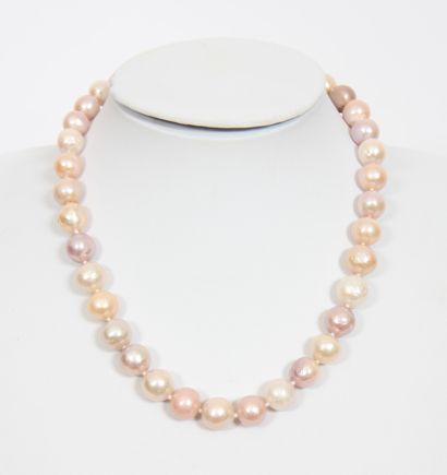 null NECKLACE OF MULTICOLORED PEARLS

10/12 mm semi-baroque beads with knots between...