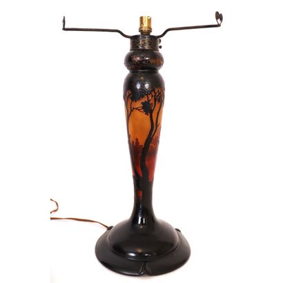 null GRANDE LAMPE ART NOUVEAU "PAYSAGE LACUSTRE AU COUCHER DE SOLEIL" par DAUM NANCY

Verre...