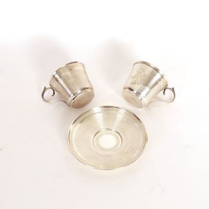 null SERVICE DE 12 TASSES ET LEUR SOUCOUPE EN ARGENT

Poinçon Minerve, orfèvre HG

Décor...