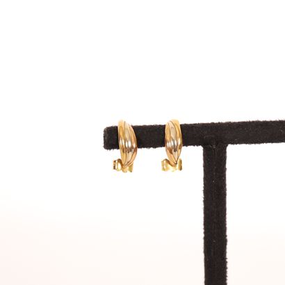 PAIR OF GOLD EARRINGS 
Pb : 1 gr max 
Accidents to a