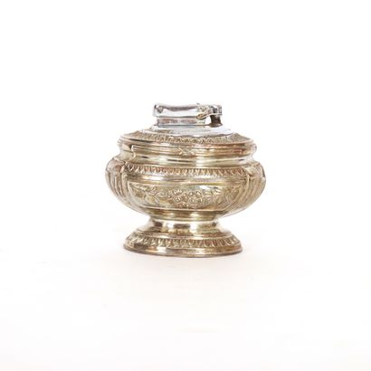 null TABLE LIGHTER IN THE SHAPE OF A SILVER VASE (?)

Oval hallmark with a star and...