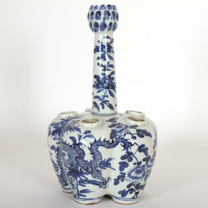 null BLUE AND WHITE PORCELAIN TULIP TREE

Decorated with a couple of dragons in the...