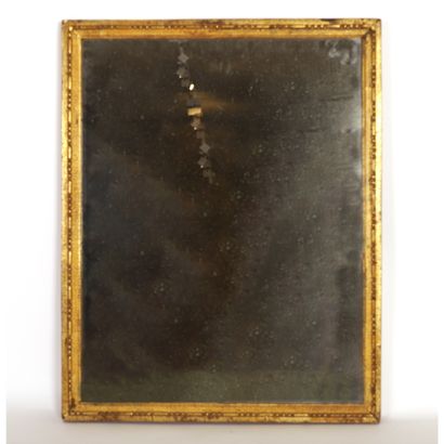  MIROIR RECTANGULAIRE EN BOIS DORÉ 
XIXe 
65 x 51,5 cm