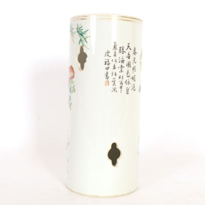 null PORTE-PERRUQUE EN PORCELAINE DE CHINE 

Fin XIXe - début XXe siècle

À décor...