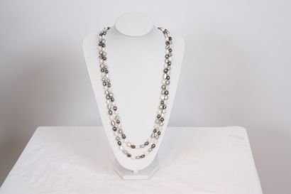  COLLIER DE PERLES BAROQUES OVALES 
L perles : 1 cm env. 
L : 180 cm