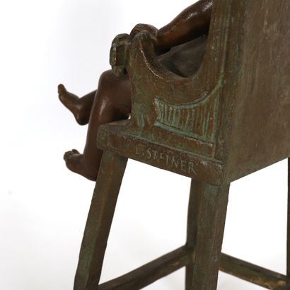  AMUSANT SUJET AU "BÉBÉ QUI A FAIM" de Léopold STEINER (1853-1899) 
Bronze à patine...