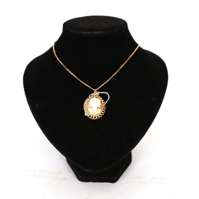 null YELLOW GOLD OVAL PENDANT DECORATED WITH A CAMEO 

With its chain

Weight : 16...