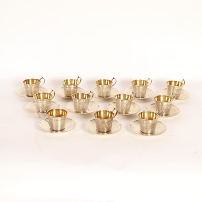 null SERVICE OF 12 CUPS AND THEIR SAUCER IN SILVER

Minerva mark, silversmith HG

Decorated...