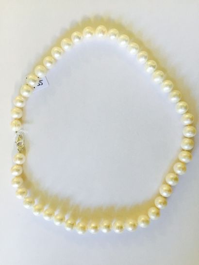NECKLACE OF WHITE BAROQUE PEARLS 
L : 46...