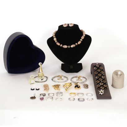 null STRONG LOT OF COSTUME JEWELRY MOSTLY SWAROVSKI

Including a pair of ear clips...
