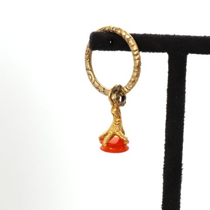 null YELLOW GOLD PENDANT WITH AN ORANGE STONE

Round stone engraved with a representation...