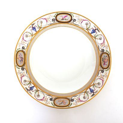 null VIENNA PORCELAIN DISH, late 18th - early 19th century

Marli decorated with...