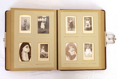 null ALBUM PHOTOS de personnalités et anonymes fin XIXe, début XXe siècle

Marie...