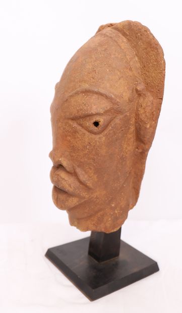 null NOK TERRACOTTA HEAD, NIGERIA 

Resting on a wooden support

H : 36 cm

Condition...