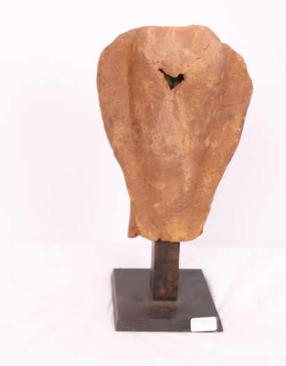  TÊTE EN TERRE CUITE NOK, NIGERIA 
Reposant sur un support en bois 
H : 36 cm 
État...