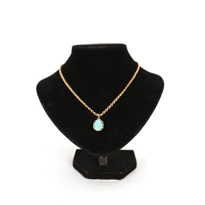 null GOLD CHAIN WITH TURQUOISE PENDANT

L : 78 cm

Weight : 16 grs