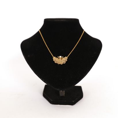 GOLD BUTTERFLY PENDANT WITH A STONE 
Pb :...