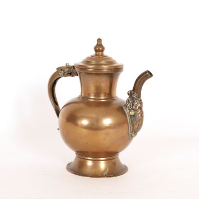 COVERED PITCHER IN COPPER, HANDLE AND SPOUTS...