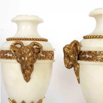 null PAIR OF LOUIS XVI STYLE MARBLE AND GILT BRONZE CASSOLLETTES

Ram's head handles,...