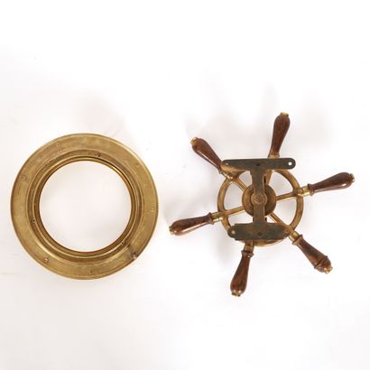 null ELEGANT LITTLE MANUAL WITH 6 ARMS in BRASS and WOOD

Diameter : 33,5 cm

A porthole...