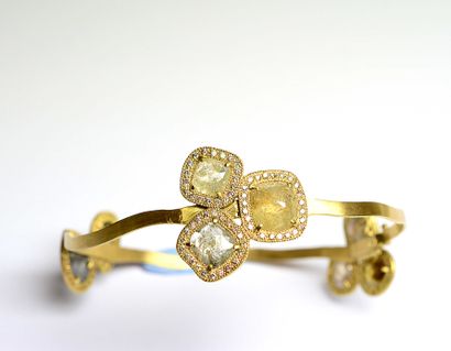 Bracelet original en or jaune mat à 3 motifs...