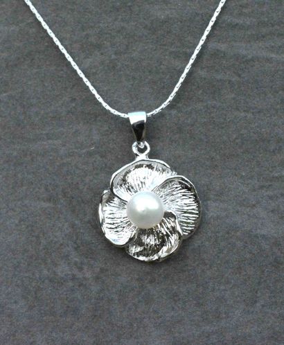 null Original pendant on its silver chain centered with a natural cultured pearl...