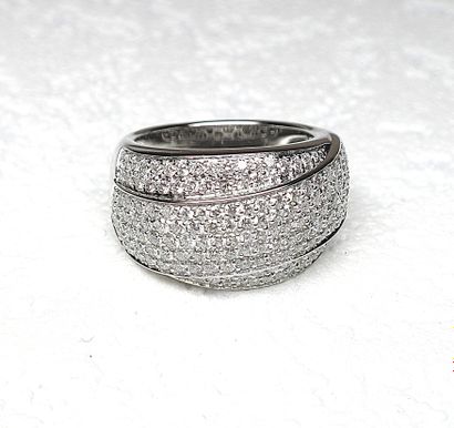 null Very beautiful white gold ring "crossed" paved with 168 modern brilliant-cut...