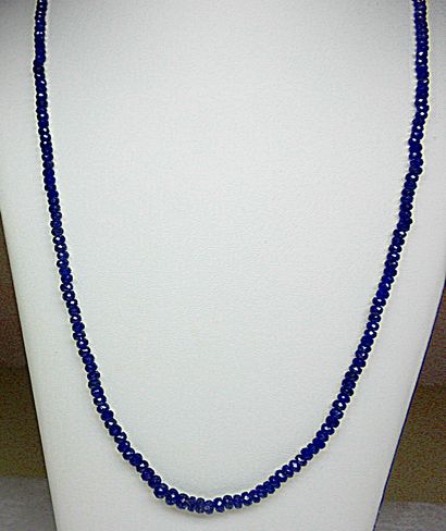 null Necklace in light fall of natural sapphires for 42,67c. gold 0,36 g.