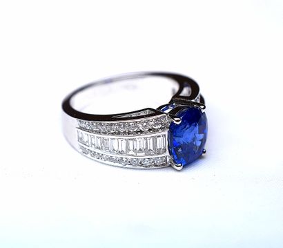 null White gold ring in its center an oval Natural CEYLAN sapphire of an intense...