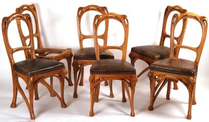 null 
SUITE DE 5 CHAISES ART NOUVEAU, modèle d'Hector GUIMARD (1867-1942)

 Bois...