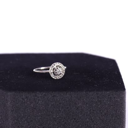 null WHITE GOLD RING WITH A DIAMOND IN THE CENTER OF A CIRCLE

Tdd : 58

Pb : 2 ...