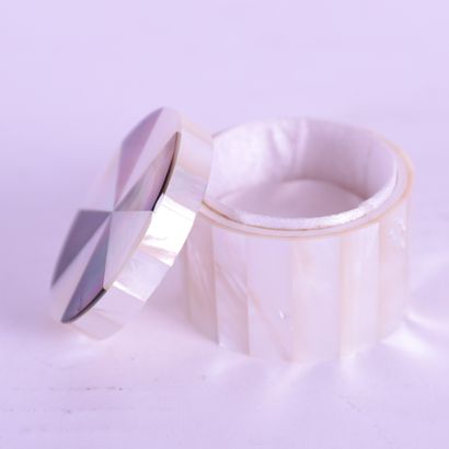 null SMALL CYLINDRICAL BOX VENEERED WITH MOTHER-OF-PEARL

H : 4 cm ; diam : 5,5 ...