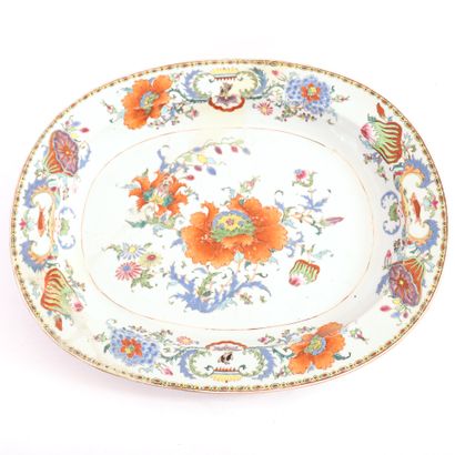 null GRAND PLAT OVALE EN PORCELAINE DE CHINE

Décor polychrome dit "POMPADOUR", médaillon...