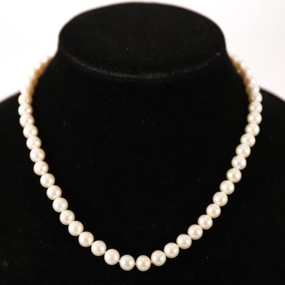 Un collier de perles de culture naturelles...