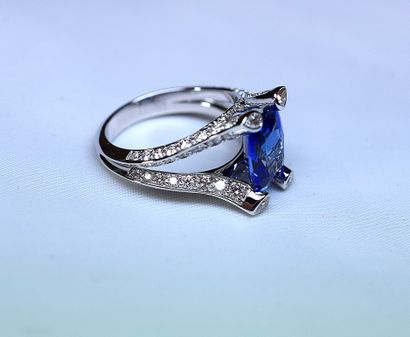 null Ring white gold 4 rings supporting an oval sapphire NATURAL CEYLAN in the intense...